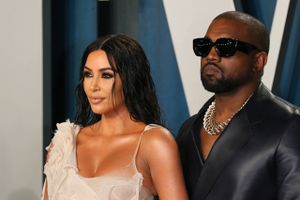 Kim Kardashian har søgt om at blive skilt fra Kanye West efter knap syv års ægteskab.