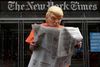 En Trump-kritiker har klædt sig ud som præsident Trump, der står i en fangedragt og læser New York Times foran avisens hovedkvarter i New York. Avisen kunne mandag i en stor afslørende artikel fortælle, at præsidenten ifølge sin egen selvangivelse kun betalte 750 dollars i skat i 2016 og 2017 og ingen skat i 10 af de tidligere 15 år. Foto: Carlo Allegri/Reuters