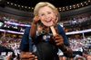 16 måneder gamle Ethan Jennings holder et billede af Hillary Clinton under konventet. Foto: Carolyn Kaster/AP.