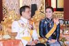 Thailands konge, Vajiralongkorn, og dronning Suthida overværer en ceremoni i Bangkok. Helst vil kongen dog opholde sig i Bayern. Foto: Reuters.