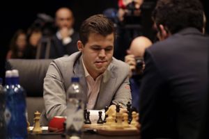Onsdag skal verdensmesterskabet i skak afgøres i omspil, hvor eksperterne ser Magnus Carlsen som favorit.