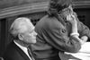 Ole Espersen (S) i folketingssalen i 1989 under en debat om Tamil-sagen sammen med partifællen Jytte Andersen. Espersen sad i Folketinget fra 1973 til 1994 og var justitsminister under Anker Jørgensen 1981-82. Arkivfoto: Jens Dresling