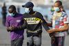 Migranter på vej mod et center fra Røde Kors i havnebyen Arguineguin på Gran Canaria. Foto: Borja Suarez/Reuters