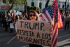 En kvinde i Mexico City beder Trump respektere migranterne. Foto: Eduardo Verdugo/AP