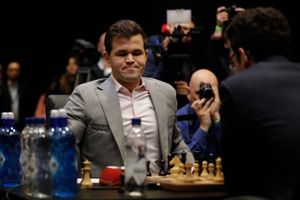 Norske Magnus Carlsen og amerikanske Fabiano Caruana skal på onsdag ud i et VM-omspil. Det kan ende i det sjældne armageddon-lynskak, hvor der altid findes en vinder.