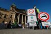 I slutningen af februar afgjorde en forbundsdomstol i Tyskland, at landets byer kan forbyde biler med diesel i tanken at køre på deres veje. Foto: Sebastian Willnow/AP