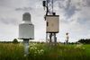 Danmarks Meteorologiske Institut, DMI, har placeret en målestation lige uden for Isenvad – og herfra kommer jævnligt nye kulde- og varmerekorder. Nærmeste nabo er Inge Vinther. Foto: Joachim Ladefoged