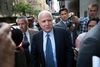 - Jeg mener, at han bør undskylde over for familierne til alle dem, som har ydet ofre i konflikterne, og som har siddet indespærret hos fjenden, når de har gjort tjeneste for deres land, siger McCain