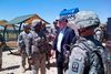 Senator John McCain blandt amerikanske soldater under sit nylige besøg i Tyrkiet, hvorfra han rejste på et kort besøg i Syrien. Han har presset på for en mere aktiv amerikansk indsats, men forventer ikke, at der vil ske noget på denne side af fredskonferencen. Foto: AP