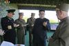 Nordkorea udsendte i går en video, der angiveligt viser den nord koreanske leder Kim Jong-un og en række af hans officerer under opsendelsen af de tre missiler. Foto: KRT/AP