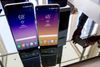 Samsung Galaxy S8 og S8 Plus har fået et resultat i området ”medium-høj risiko”. Kort sagt betyder det, at der ikke skal meget til, før du risikerer at ende med en flækket skærm eller bagside. Foto: Mary Altaffer/AP