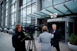     Tillidmand Lennart Steen giver interview foran TV 2s hovedkvarter på Teglholmen i Sydhavnen, efter en medarbejder har fået konstateret Corona-virus. Foto: Jens Dresling