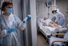 Medarbejderne på danske intensivafdelinger har også været belastede under coronaepidemien, men presset er lettet med færre indlagte. Her er behandles en patient på på Universitetshospitalet AUH i Skejby. Arkivfoto: Casper Dalhoff