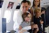 Mitt Romney med børnebørn på vej fra Los Angeles til Salt Lake City på næste stop i præsidentvalgkampen