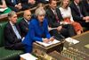 Premierminister Theresa May skal tirsdag forsøge at få sin brexit-aftale godkendt i Underhuset. De færreste tror, at hun vinder, og de fleste spiller på, at hun taber stort. Foto: Det britiske parlament.