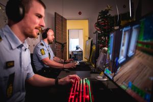 Eftersom kriminalitet i stigende grad rykker online, har regeringen oprettet en ny politiafdeling, Politiets Online Patrulje, der siden april har spillet computerspil og lavet pjattede Tiktok-videoer. Jyllands-Posten har besøgt patruljen. 