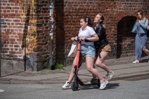 Udlejer af elløbehjul er positiv over for idéen om tvungen brug af hjelm. Rådet for Sikker Trafik vil også tvinge elcyklister til at bruge hjelm. 