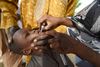 Et barn i det nordvestlige Nigeria modtager en poliovaccine. Flere lande i Afrika har under coronapandemien sat vaccinationsprogrammer på pause. Foto: Pius Utomi Ekpei/AFP