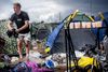 Ja, det er noget rod, og de massive mængder regn torsdag gjorde det ikke bedre. Men pyt, nu skal der spilles ølbowling, mente Rasmus Bredgaard, glad deltager på campen Kærligheden. Foto: Casper Dalhoff