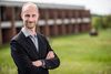 »For os er varehusene en talentfabrik, for vi vil gerne have fat i de unge så tidligt som muligt,« siger Christian Flø, ansvarlig for talentudvikling og uddannelse i Dansk Supermarked, som har eget uddannelsescenter i Ebeltoft (i baggrunden). Foto: Claus Sjödin