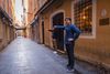 Foran deres restaurant Le Maquis viser fætrene Jean-Charles Cesari (tv) og Anthony Filippi vej til de tomme gader i den gamle bydel af Nice. Foto Anne Hollande/Hans Lucas