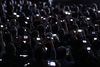 5 mia. mennesker anslås nu at have en mobiltelefon, hvilket svarer til næsten 70 pct. af den globale befolkning. Er vi blevet for afhængige af teknologien? Foto: Charles Rex Arbogast/AP