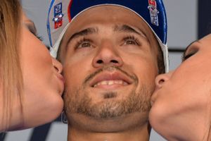 Det har vakt debat, at sprinteren Bouhanni fik lov at blive i løbet efter infight på 10. etape.