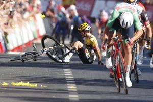 Den største konkurrent til Remco Evenepoel er udgået af Vuelta a España efter et styrt på 16. etape.