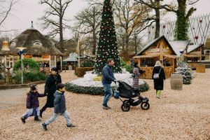 Tivoli Friheden har denne weekend åbnet for dens julelandskab, og det skulle Per Haulund og hans familie nå at aflægge et visit.