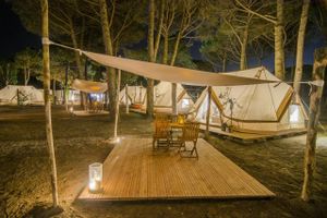 Nordisk Village er etableret som en selvstændig del af den store campingplads. Teltene står på podier af træ og er udstyret med komfortable møbler. Der er gjort meget ud af indretningen og stemningen, der er langt fra en traditionel campingoplevelse. Foto: PR