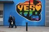 Kampagnen op til den irske folkeafstemning fredag fylder meget i gadebilledet – som her i Dublins populære værtshuskvarter Temple Bar. Foto: Niall Carson/PA