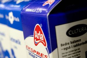 Supermarkedskæden Coop lover store prisfald på mælk og smør, skriver Tv2.