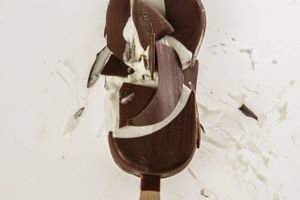 Magnum-isen er med sin knasende chokolade og bløde vanilje-is en iskold succes fra Aarhus. I et lille mejeri ville en gruppe is-entusiaster skabe et luksusprodukt, der i dag er endt som en verdensomspændende favorit. 