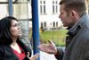 Carina-debatten fik en ny værdikamp mellem ydere og nydere til at bryde ud. Özlem Cekic (SF) og Joachim B. Olsen (LA) har netop forladt Carinas lejlighed og er rygende uenige om hendes situation.