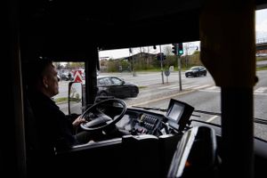Siden februar har Aarhus Kommune eksperimenteret med at give busser længere tid med grønt lys i kryds. Projektet åbner op for muligheder, men giver også problemer.