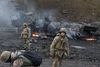 Ukrainske soldater leder efter ueksploderede granater uden for hovedstaden Kyiv. Hvis krigen når ind i millionbyen, venter et blodigt mareridt, vurderer eksperter. Bykrig er krig i sin grimmeste form. Foto: Sergej Supinskij/AFP