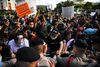 Det begyndte med, at studentergrupper var samlet. Men i løbet af aftenen kom flere til, og det endte med en demonstration på omkring 2500 deltagere. Foto: Chalinee Thirasupa/Reuters
