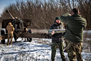 Mangel på ammunition hæmmer krigsførelsen i Ukraine på begge sider af fronten. Begge parter giver produktionen af granater topprioritet.