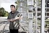 Ahmed Akkari ved det sikkerhedshegn, der i dag omgiver Jyllands-Posten i Viby, og som måtte opføres efter imamernes rundrejser i Mellemøsten. Foto: Casper Dalhoff
