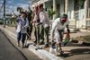 Kommunalarbejdere kalker kantstenen tæt på Pinar del Rio i Cuba. Fotos: Anne Hollande