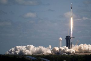 Fire mands besætning i rumkapsel opsendt af Elon Musks rumfartsfirma, SpaceX, ventes på rumstation torsdag.