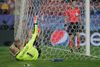 Flere gange var Schmeichel helt nede ved stolperoden for at redde sit hold, og han tog også et straffespark. Foto: Miguel Morenatti/AP
