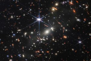 Et opsigtvækkende billede fra rumteleskopet James Webb afslører små bananformede lys. Det er galakser langt væk, og der er flere, end vi troede. 
