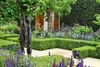”The Morgan Stanley Healthy Cities Garden” var et fint eksempel på, hvorledes ældre og moderne engelsk havekunst forenes. Her var de traditionelle klippede buksbomhække, som omkransede bugnende bede, og dét at komponere staudebede er en kunst, som englænderne mestrer. Her var der mange spirer, som voksede side om side i fortrinsvis blå og violette nuancer, skærmet under stynede navr-træer. Design: Chris Beardshaw. Foto: Nina Ewald