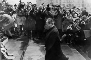 Tysklands socialdemokratiske forbundskansler Willy Brandt på knæ ved monumentet i 1970 i Warszawa. Hans gestus var  tilsyneladendespontan og udløste såvel anerkendelse som kritik blandttyskere. I dag hører handlingen til en af de mest respekterede tyske reaktioner oven på Anden Verdenskrig. Arkivfotos: AP