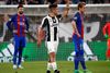 Juventus' Paulo Dybala jubler mens Ivan Rakitic (th) og Gerard Pique ser slukørede til. Foto: Antonio Calanni/AP