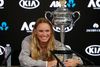 Denne skinnende tingest skal Caroline Wozniacki have fingrene i igen, hvis hun skal gøre sig forhåbninger om igen at være verdensetter efter Australian Open. Foto: Edgar Su/Scanpix