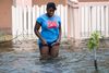 En kvinde trækker op i sine shorts, mens hun går ned ad en oversvømmet gade i Nassau, Bahamas. Orkanen Dorian har fra søndag til tirsdag næsten stået stille over øgruppen og har dræbt mindst fem og udløst voldsomme skader. Nu er den på vej mod USA. Foto: John Marc Nutt/Reuters
