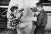 Amelia Earhart sammen med sin navigatør Fred Noonan inden de begav sig ud på den etape af deres jordomflyvning, der skulle blive deres sidste.