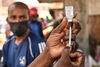 Vaccinationsraten er fortsat lav mange steder. Ser man på kontinenter, er Afrika langt fra fuld immunitet, men som her i Nairobi, Kenya, sker der også fremskridt. FOto: Simon MAINA / AFP